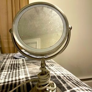 Magnifying light up mirror